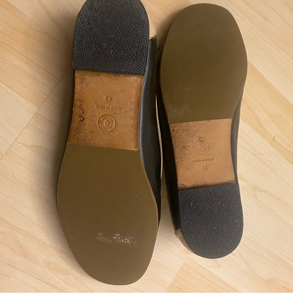 Chanel Black and Cream Loafers with logo - Picture 6 of 16